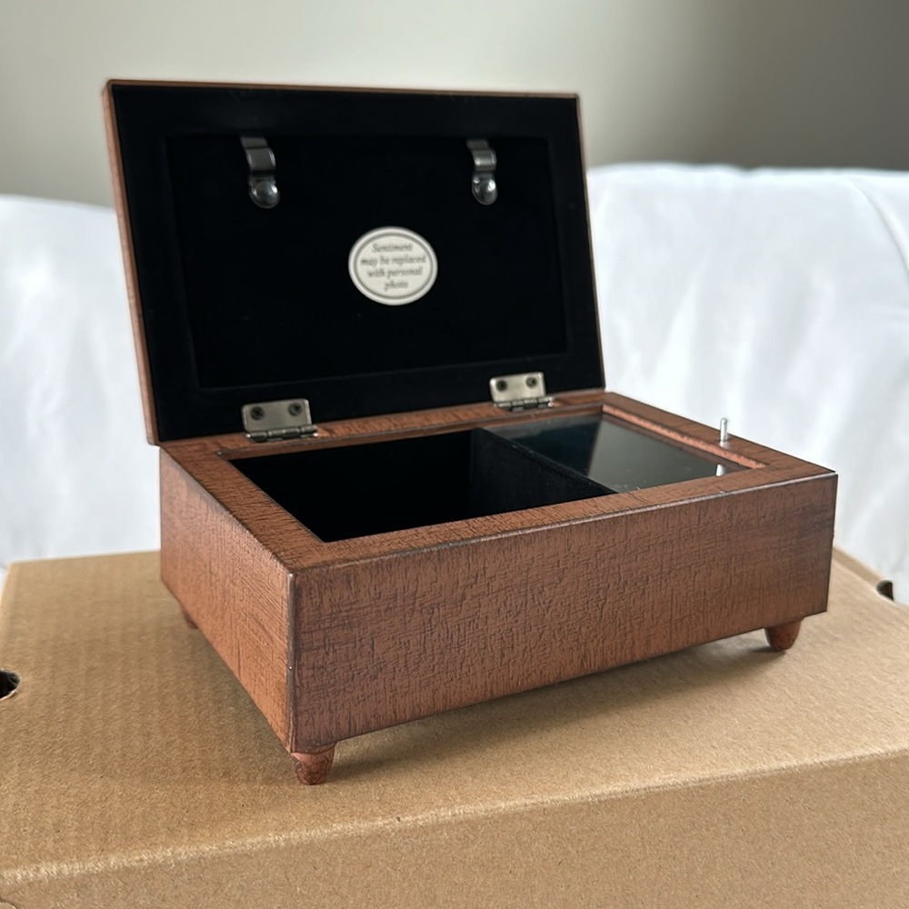 Jewelry box with music